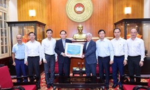 12 tỷ đồng từ Đảng bộ Bộ Ngoại giao và cộng đồng người Việt Nam ở nước ngoài gửi tới đồng bào vùng lũ
